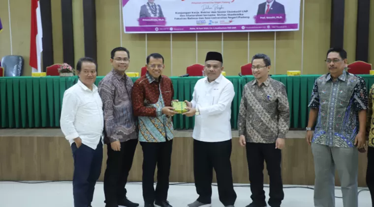 Kunjungan Kerja ke Kampus FBS UNP oleh Rektor Krismadinata, Ph.D., dan Prof. Ganefri, Ph.D. Senior Eksekutif