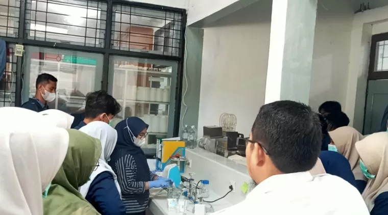 Mahasiswa yang berkunjung melihat ruang labor pengujian kwalitas air didampingi analis labor.(Trisnaldi)