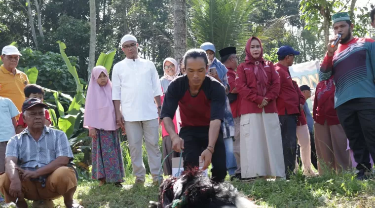 Masyarakat Tangah Padang Tiap Tahun Kecipret Hewan Kurban, Senen 17 Juni 2024.