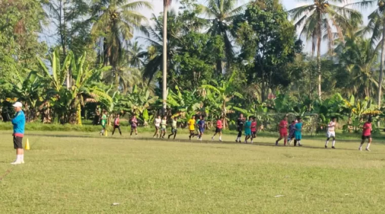 Menuju LSI 2024, SSB Kota Biru Payakumbuh Matangkan Persiapan dengan Latihan Fisik dilapangan mini Mudas Top Lampasi, Selasa 11 Juni 2024.