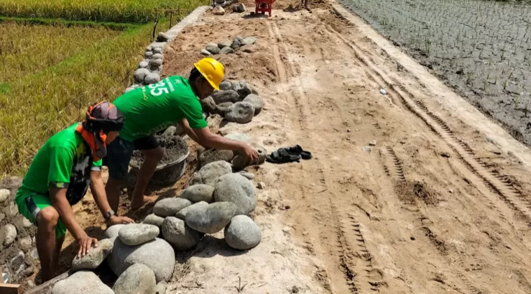 Pekerjaan pembukaan jalan usaha tani di Kampung Paneh Karong Kampung Pauh Nagari Campago Kec.V Koto Padang Pariaman.(Trisnaldi)