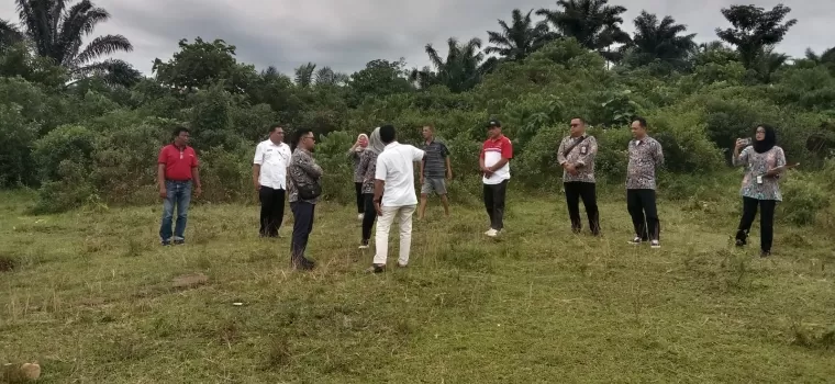 Pemkab Agam meninjau lahan rencana lokasi relokasi korban banjir bandang di Jorong Surabayo Nagari Lubuk Basung Kecamatan Lubuk Basung