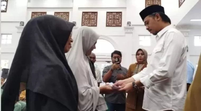 Wako Bukittinggi serahkan Bantuan ZakatBaznas