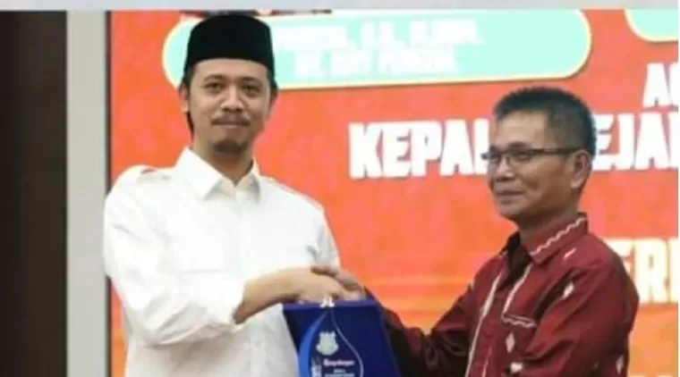 Cinderamata pada acara pisah sambut Kajari Kota Bukittinggi