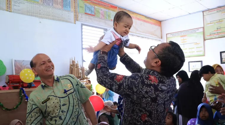 Pj Walikota Payakumbuh Suprayitno saat memantau langsung kegiatan Intervensi Serentak Pencegahan Stunting di Posyandu Dahlia Tanjuang Anau, Kelurahan Ompang Tanah Sirah, Kecamatan Payakumbuh Utara, Kamis 13 Juni 2024.