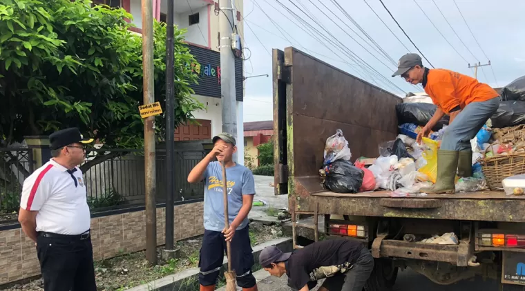 Pj Wako Payakumbuh Suprayitno tinjau beberapa titik-titik pembuangan sampah yang ada di kota Payakumbuh, Jumat 31 Mei 2024.