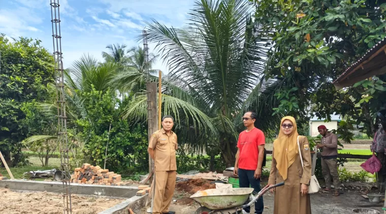 Saat Plt Kedis PPP Kota Pariaman, Zainal bersama Kabid dan staf suvei ke lokasi pembangunan pengolahan telur asin di Talago Sariak Pariaman.(Trisnaldi).