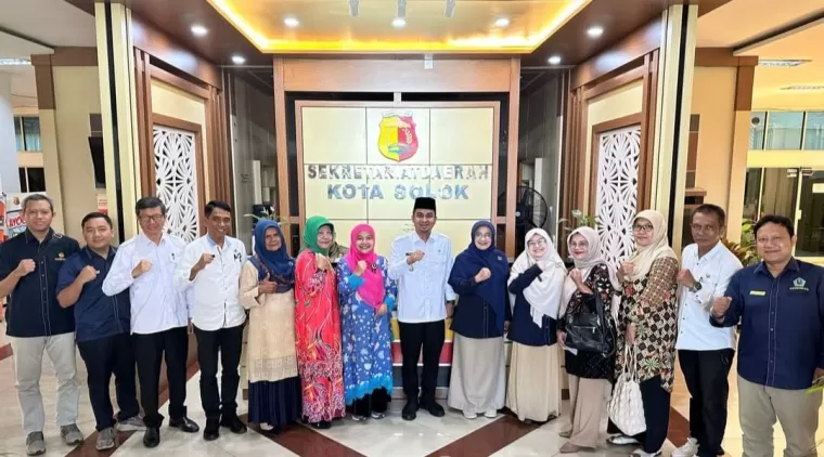 Wawako Ramadhani Kirana Putra (tengah) bersama Ka Kanwil DJPb Sumbar, Syukriah HG beserta jajaran dan Pengusaha Rendang di Balai Kota Solok.