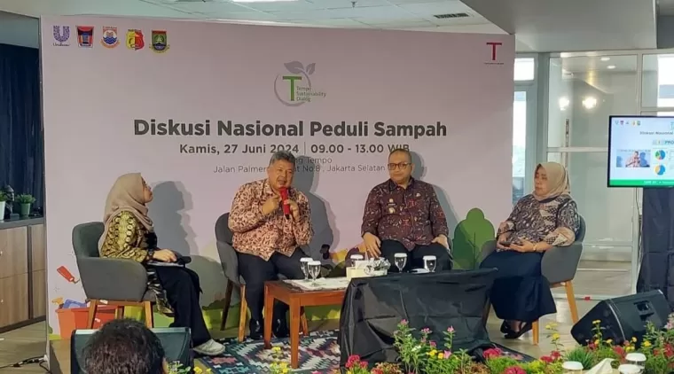 Wako Solok Zul Elfian Umar (2 kiri) saat tampil sebagai Nara sumber Diskusi Nasional Peduli Sampah di Gedung Tempo Jakarta.