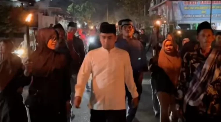 Wawako Ramadhani (baju putih) berjalan bersama peserta Pawai obor, Gebyar Takbir Idul Adha 1445 H di Kota Solok.