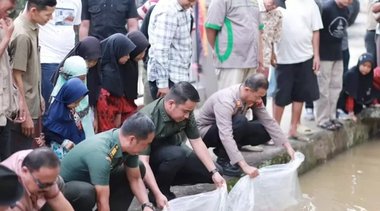 Wawako Ramadhani Kirana Putra (2 dari kanan) didampingi Wakapolsek Solok Kota, Danramil, dan pejabat lainya, melepas bibit ikan nila jenis lokal, dikawasan Ikan Larangan di Aro IV Korong.