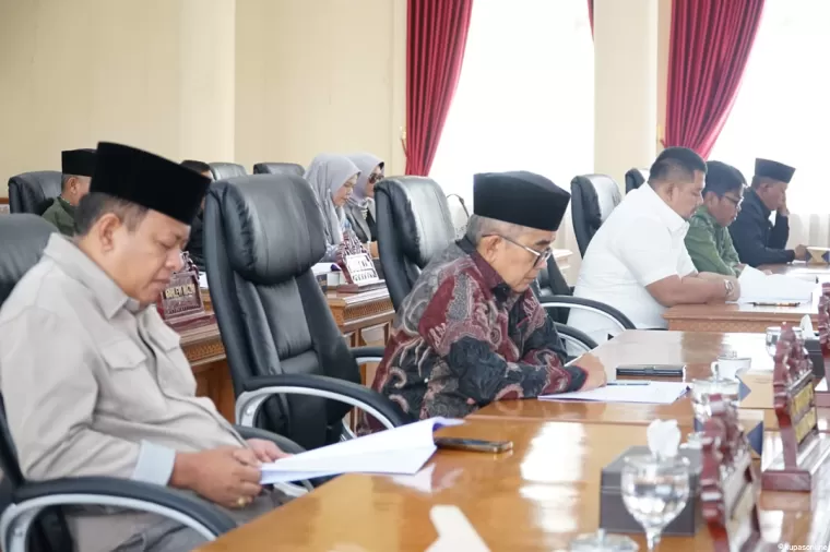 Anggota DPRD Kota Payakumbuh YB. Dt. Parmato Alam dan Ahmad Zifal sedang mendengar penyampaian nota penjelasan Walikota Payakumbuh.