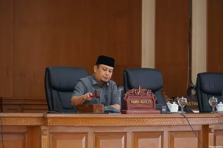 Ketua DPRD kota Payakumbuh Hamdi Agus ketok palu dimulainya rapat paripurna.