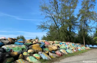 Batu Warna Warni di Destinasi Wisata Pantai Kata Kota Pariaman Mulai Tacelak