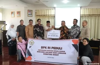 Penyerahan bantuan oleh Kepala Sekretariat BPK RI Perwakilan Sumatera Barat, Kurniawan Oetama, dan diterima langsung oleh Sekretaris Daerah Kabupaten Agam