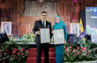 Bupati Epyardi Asda dan Hj. Emiko Epyardi Asda, usai menerima Penghargaan tingkat Nasional dari BKKBN Pusat di Semarang