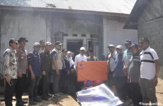 Bupati Limapuluh Kota Safaruddin, Bangun Rumah Nenek Nurbaina, Kamis 13 Juni 2024.