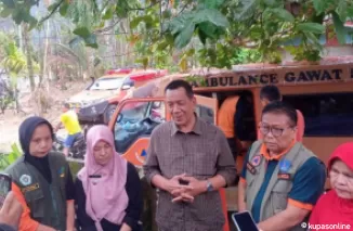 Bupati Pessel Salurkan Bantuan Kepada Korban Banjir di Koto XI Tarusan