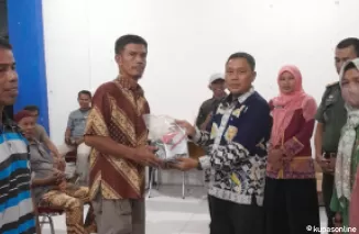 Saat penyerahan bantuan program pompanisasi Kementan ke kelompok tani penerima di Kota Pariaman.