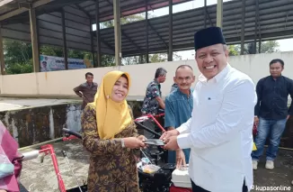 Fraksi Partai Golkar DPRD Payakumbuh lewat ketua fraksi YB. Dt. Parmato Alam, serahkan bantuan Alsintan Se-Kota Payakumbuh, Rabu 19 Juni 2024.