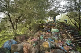 Saat gotong royong diseputaran gazebo di destinasi wisata Pantai Kata Pariaman.Trisnaldi