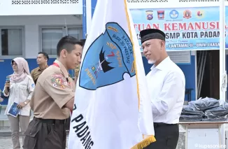 Gubernur Mahyeldi Salurkan Bantuan dari MKKS N/S Kota Padang untuk Pelajar SMP yang Terkena Dampak Lahar Dingin