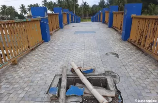 Manhole kaca jembatan wisata gandoriah yang sudah pecah dengan rambu darurat di sekitarnya.(Trisnaldi).