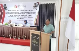 Ketua Bawaslu Kabupaten Solok, Titony Tanjung,S.Pd, membuka kegiatan Pelatihan Penguatan Kapasitas Pengelolaan Keuangan dalam menghadapi Pilkada Tahun 2024.