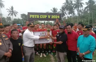 Ketua Kormi Payakumbuh YB. Dt. Parmato Alam Serahkan Hadiah Juara I Kepada Aroma FC, Minggu 2 Juni 2024.