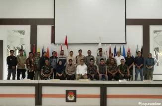 Pj. Walikota Payakumbuh diwakili Sekda Rida Ananda usai rakor di kantor KPU Payakumbuh, Jumat 21 Juni 2024 siang. Foto bersama.