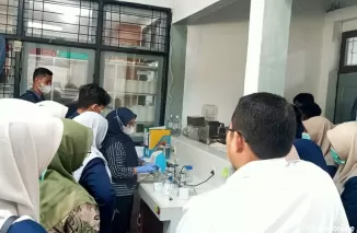 Mahasiswa yang berkunjung melihat ruang labor pengujian kwalitas air didampingi analis labor.(Trisnaldi)