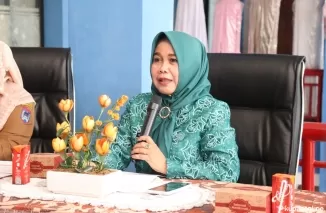 Ketua Dekranasda kota Payakumbuh Ny. Elfriza 'Chece' Zaharman saat bersilaturahmi dengan pelaku UMKM kota Payakumbuh di Pondok Promosi, Senin 24 Juni 2024.