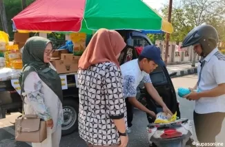 Masyarakat membeli minyak goreng dan gula pasir yang harganya terjangkau, saat Dinas Pangan Kota Solok menggelar Gerakan Pangan Murah.
