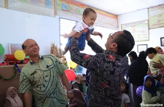 Pj Walikota Payakumbuh Suprayitno saat memantau langsung kegiatan Intervensi Serentak Pencegahan Stunting di Posyandu Dahlia Tanjuang Anau, Kelurahan Ompang Tanah Sirah, Kecamatan Payakumbuh Utara, Kamis 13 Juni 2024.