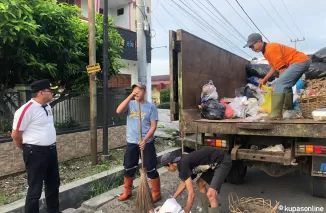 Pj Wako Payakumbuh Suprayitno tinjau beberapa titik-titik pembuangan sampah yang ada di kota Payakumbuh, Jumat 31 Mei 2024.