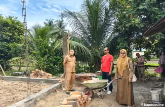 Saat Plt Kedis PPP Kota Pariaman, Zainal bersama Kabid dan staf suvei ke lokasi pembangunan pengolahan telur asin di Talago Sariak Pariaman.(Trisnaldi).