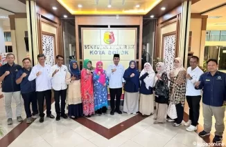 Wawako Ramadhani Kirana Putra (tengah) bersama Ka Kanwil DJPb Sumbar, Syukriah HG beserta jajaran dan Pengusaha Rendang di Balai Kota Solok.