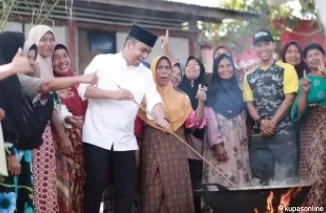 Wawako Ramadhani Kirana Putra (baju putih) saat ikut Bakureh bersama kaum Ibu, di salah satu rumah warga di Kota Solok.