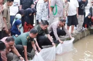 Wawako Ramadhani Kirana Putra (2 dari kanan) didampingi Wakapolsek Solok Kota, Danramil, dan pejabat lainya, melepas bibit ikan nila jenis lokal, dikawasan Ikan Larangan di Aro IV Korong.