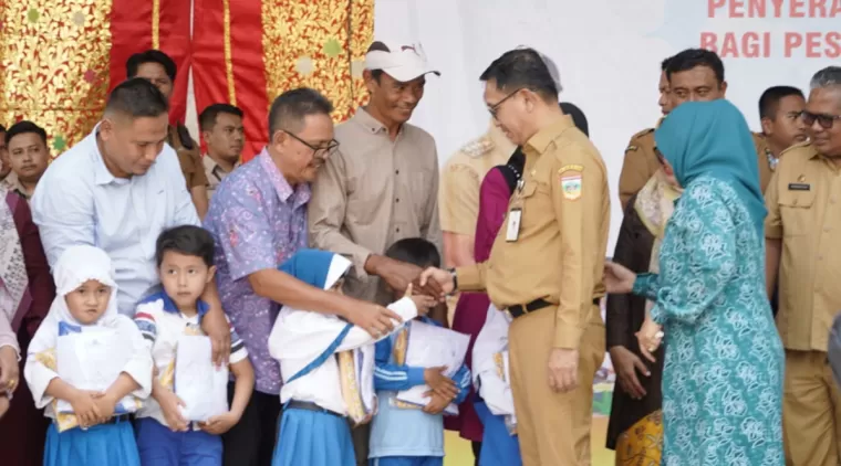 1.812 Pasang Seragam dan Bantuan Stunting Diserahkan di Kecamatan Sungai Pagu