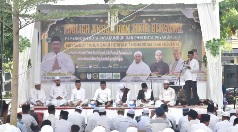 Tabligh akbar dan dzikir bersama dalam rangka menyambut Tahun Baru Hijriah 1 Muharram 1446 H di halaman Balaikota Payakumbuh, Sabtu 6 Juli 2024 sore.