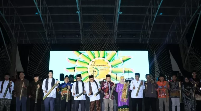 Foto bersama saat pembukaan Payakunbuh Botuang Festifal (PBF) di Medan Nan Bapaneh kawasan Ngalau Indah, kota Payakumbuh Sumatera Barat, Kamis 11 Juli 2024 malam.