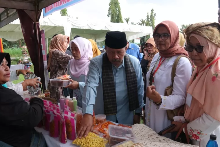 Bupati Agam, Dr. H. Andri Warman, MM, kunjungi sejumlah stand Usaha Mikro, Kecil, dan Menengah (UMKM)