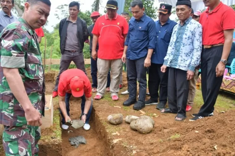 Bupati Agam, Dr H Andri Warman meletakkan batu pertama bedah rumah milik Reni Novita warga Jorong PGRM, Nagari Gadut