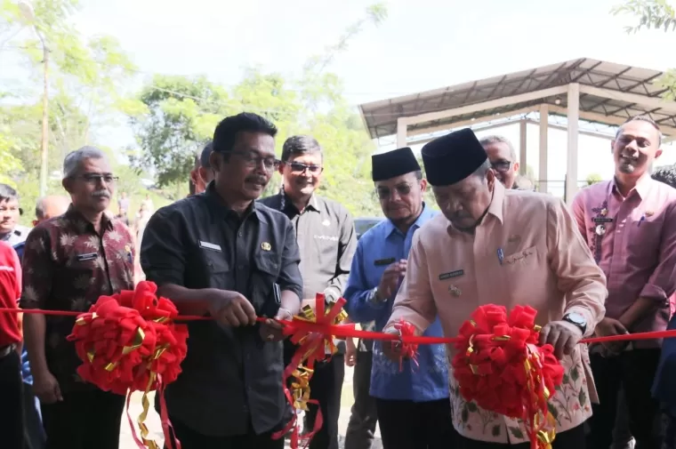 Bupati Agam, Dr H Andri Warman MM resmikan  program Buang Sampah-Beli Sampah