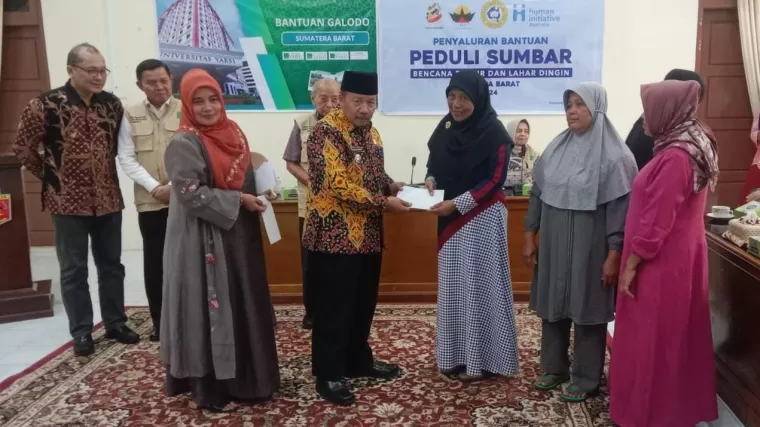 Bupati Agam Dr H Andri Warman MM salurkan bantuan modal usaha dari Universitas Yarsi