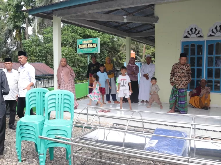 Bupati Agam, Dr. H. Andri Warman, MM, salurkan stimulus kepada pengurus dan jamaah Masjid Nurul Falah di Padang Gajah Mati