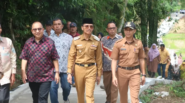 Bupati Limapuluh Kota Safaruddin Dt. Bandaro Rajo resmikan pemakaian jalan usaha tani melalui Dana Desa tahun 2024 di nagari Guguak VIII Koto kecamatan Guguak, Senin 15 Juli 2024.