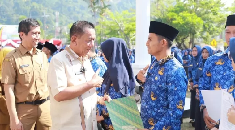 Bupati Pessel Rusma Yul Anwar Serahkan Ribuan SK-P3K di Kabupaten Pesisir Selatan