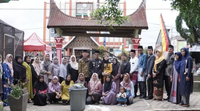 Bupati Limapuluh Kota Safaruddin Dt.Bandaro Rajo sesaat sebelum menyerahkan bantuan dan peralatan budikdamber di UPTD SD 01 Nagari Taeh Baruah, baru-baru ini.